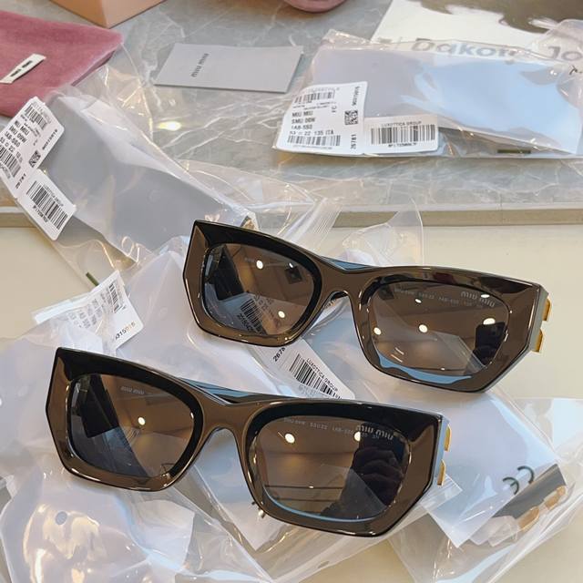 p180，【Miumi*】缪*缪新款太阳镜，Mod:Smu 09W，Size:53口22-135 原单高品质