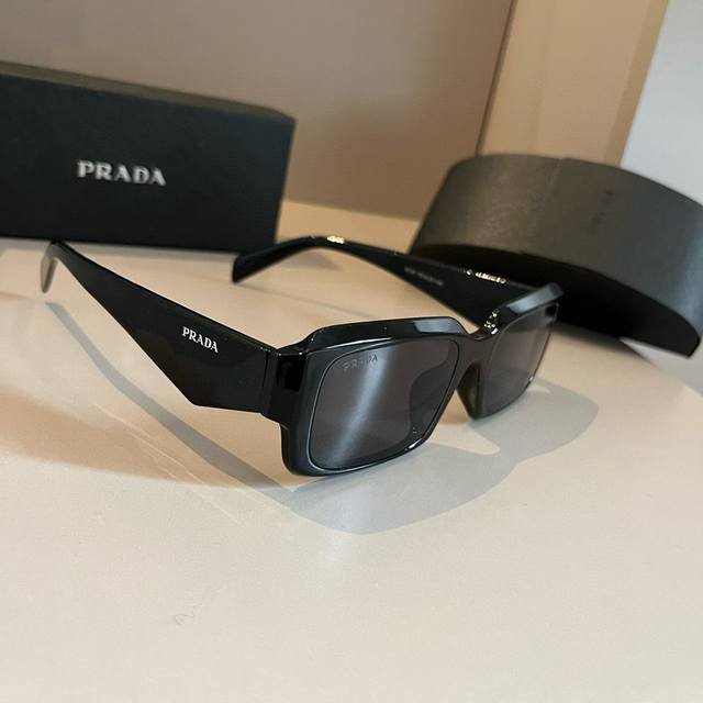 100￥ prada普拉达 拽姐猫眼墨镜 众多明星同款酷辣墨镜 Ins博主同款款号:棱形猫眼款 但是宽度还挺宽可以遮住颧骨