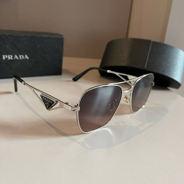 100￥ prada 普拉达 界级大师制造. 太阳墨镜 高档 潮流时尚百搭男士 女士款百搭瘦脸太阳镜 高品质 ！开车太阳镜 ！