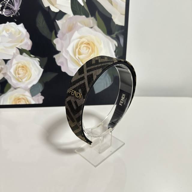 特P60 配专柜包装 fendi（芬迪）最新老花发箍 小仙女快入手 特殊材质 不嘞头 可盐可甜～