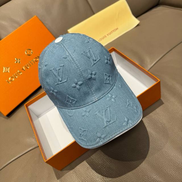 批80 配盒子布袋，Lv(路易威登)新款原单棒球帽，大Logo压花，1:1开模订制，原版牛仔布料，做工细致完美，质量超赞，基础头围56，贴片可调节。