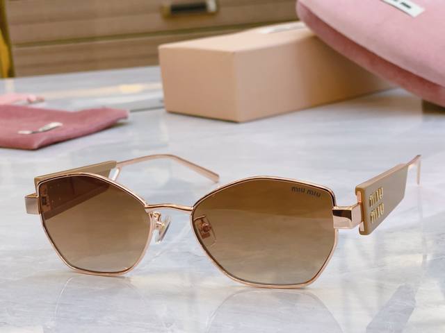 p180，【Miu Mi*】缪缪新款太阳镜，Model:Smu 66Ws，Size：55口18-145