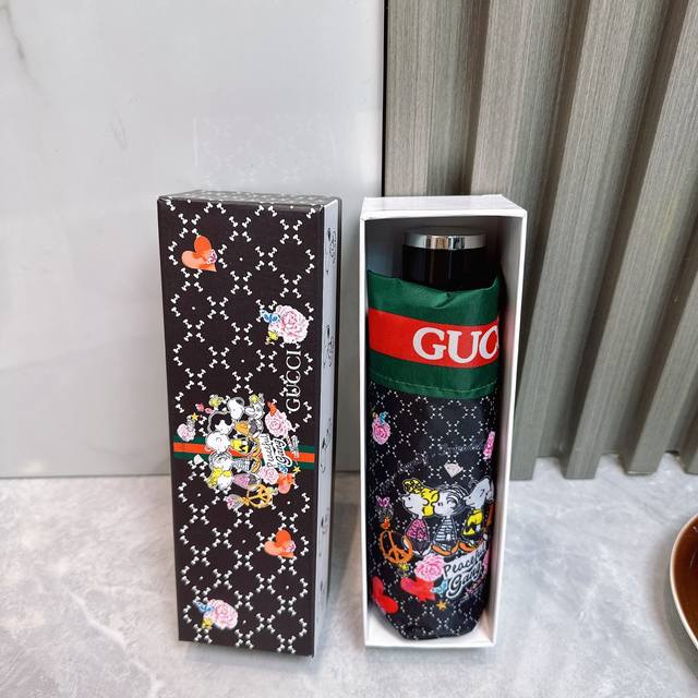 p70 古驰Gucci 五折防晒睛雨伞 2570夏季新款 折叠晴雨伞 内里黑色涂层防晒有效阻隔紫外线99%，Upf>50 所以能起到伞下体感降温的效果！ 有效隔