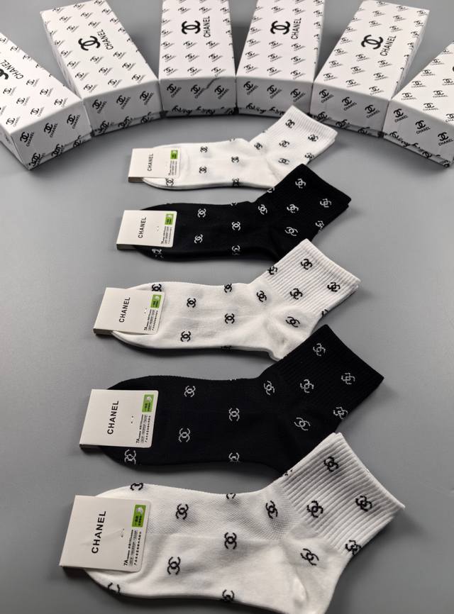 特P50 配专柜包装 chanel(香奈儿)新款中筒款堆堆袜袜子！一盒五双，专柜同步筒袜袜子，大牌出街，潮人必备超好搭