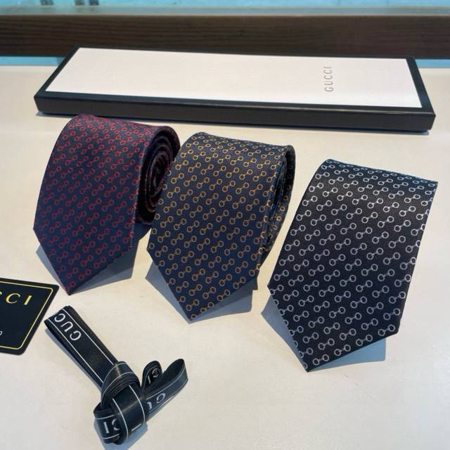 70 G家专柜新款 男士领带，稀有采用经典小G Logo提花展现精湛手工与时尚优雅的理想选择，这款领带将标志性完美的结合，以时尚搭配手法演绎的更显雅致风范。让男