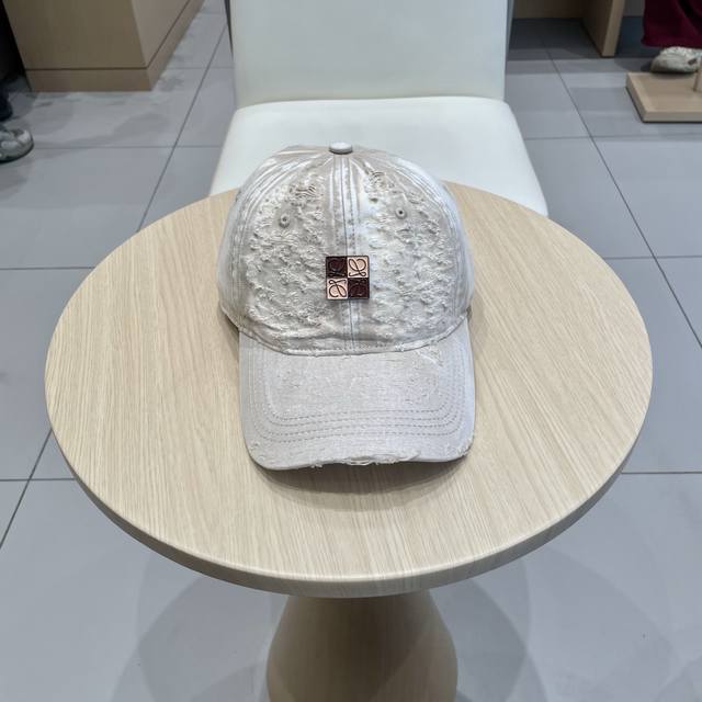 p70 Loewe罗意威 新款 破洞棒球帽 新推出洗水牛仔系列，休闲百搭 衣橱搭配神器