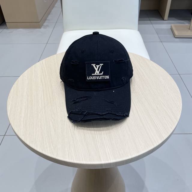p70 Lv路易威登 2025新款上架 今年赛琳家每款帽子都想拥有～ 设计轻易休闲时髦又带高级感 超好搭配 帽型不用多说 绝对好看！ 赶快Get秀场同款吧