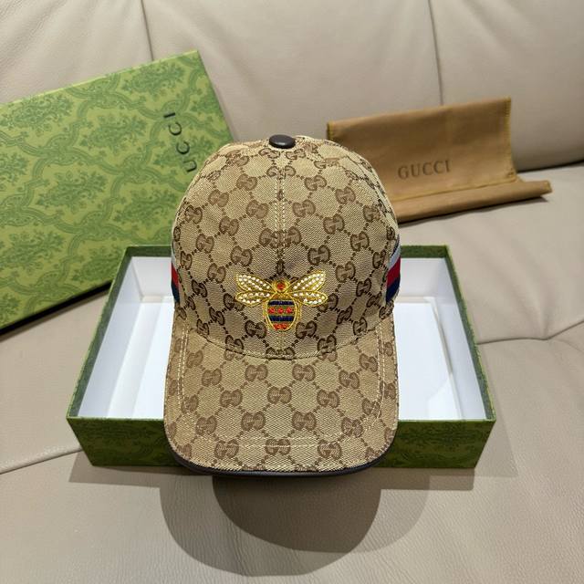 批80 配盒子布袋，Gucci(古奇)原单棒球帽， 小蜜蜂刺绣，1:1开模订制，重工刺绣，细节可媲美专柜，原版帆布料+头层牛皮，纯棉内里，质量超赞！帅男靓女首选