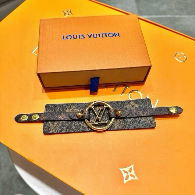p80配图片原版包装 louis Vuitton官网M8085E Lv Iconic 手镯。 本款 Lv Iconic 手镯手环为品牌再塑经典。莹泽金属件点缀