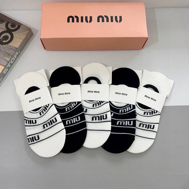 配包装P50【一盒5双】Miumiu · 缪缪 高品质超级爆款网红袜子短款船袜，Ins明星网红推荐火爆至极纯棉材质，轻薄柔软透气，四季通用，欧美大牌街头必备