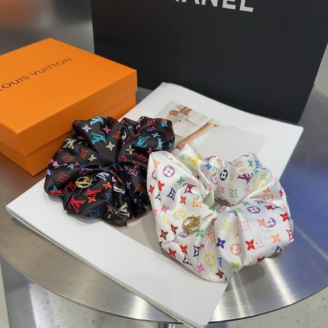 p 60配包装盒 louis Vuitton (路易威登)驴家爆款发圈，专柜同款，经典Lv标志，简单大气，特别吸睛！超火爆小单品
