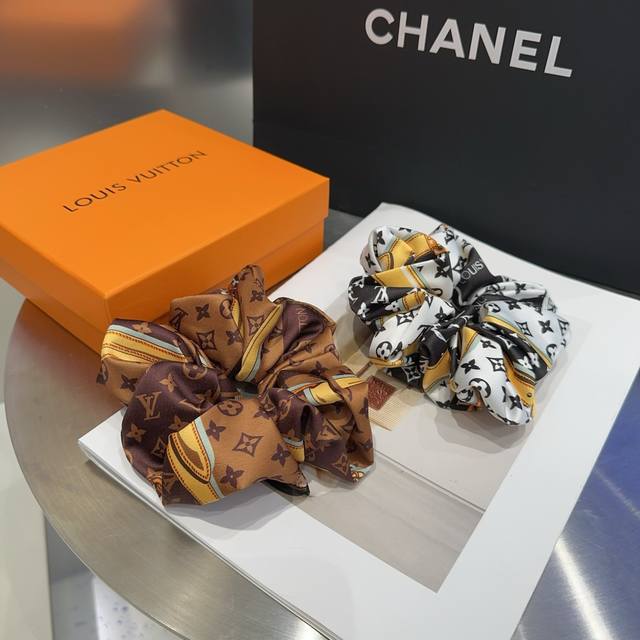 p 60配包装盒 louis Vuitton (路易威登)驴家新品发圈，经典Lv标志，简单大气，特别吸睛！超火爆小单品