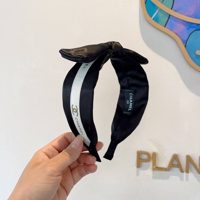 配包装P60 chanel（香奈儿）新款小香宽版蝴蝶结发箍，新品巨显脸小头箍，网红爆款推荐 搭配高端双Ｃ字母Logo ，超精致时尚百搭！