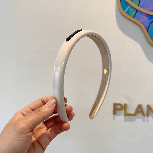 配包装P60 chanel（香奈儿）新款漆皮高端发箍，新品巨显脸小头箍，网红爆款推荐 搭配高端双ＣLogo ，超精致时尚百搭！
