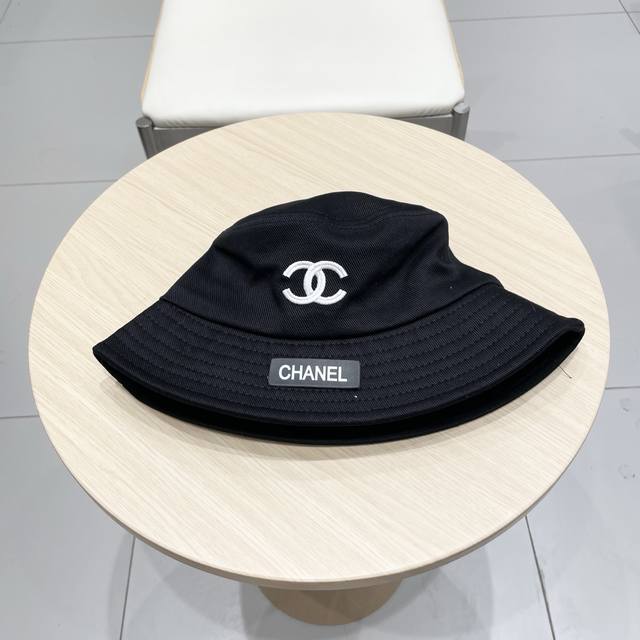 p80 Chanel香奈儿】新款简约刺绣Logo渔夫帽新款出货，大牌款超好搭配，赶紧入手