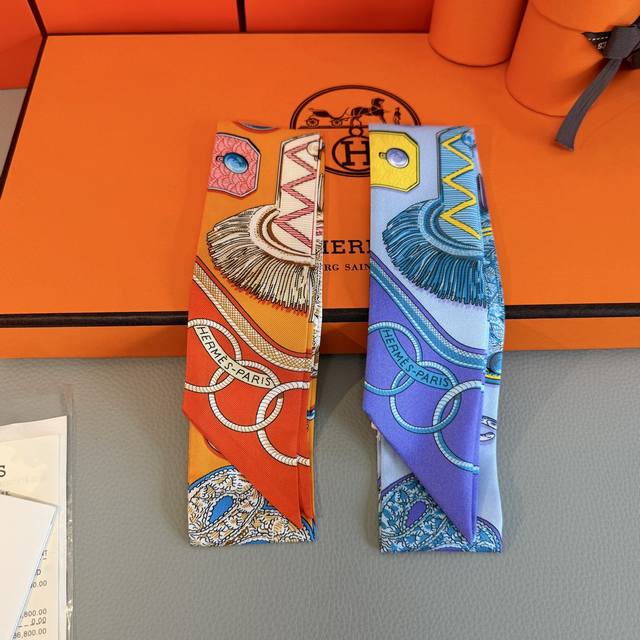 批60爱马仕Hermes “肩章” Twilly小丝巾 twilly小丝巾（100%桑蚕丝 这款小巧的真丝配饰佩戴方式千变万化，可为您的日常造型增添灵动妙趣！