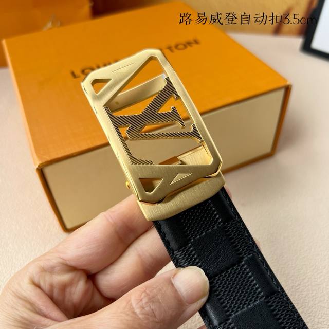 特P180 品牌：【路易威登】新款进口小牛皮，手感细腻柔软。搭配纯钢自动精品钢扣，宽度：3.5Cm