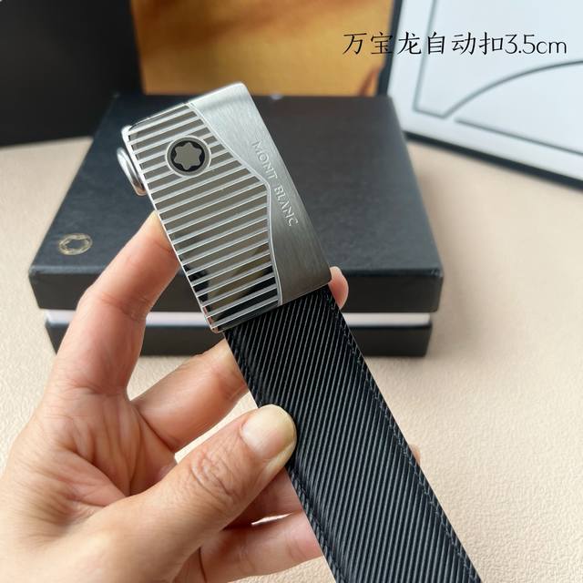 特P180 品牌：【万宝龙】新款进口小牛皮，手感细腻柔软。搭配纯钢自动精品钢扣，宽度：3.5Cm