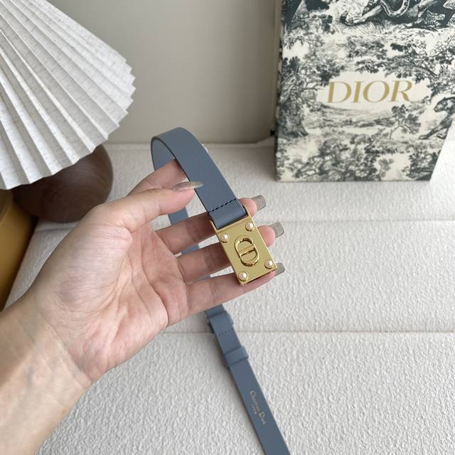 特P200 Dior爆款女士腰带，采用光滑牛皮革精心制作，搭配镶嵌珍珠五金，后侧优雅的滑动设计可调节贴合度，均码伸缩带，增添高雅气质。