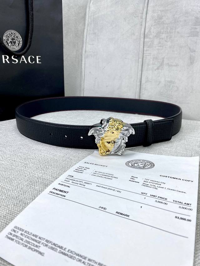 特P210 宽度4.0Cm Versace（范思哲）采用进口万象纹牛皮，此款平面腰带配有醒目的美杜莎头像搭扣，可为任何造型增添几分立体雅致效果。