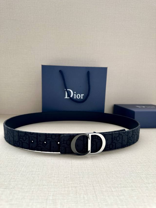 特P180 宽度3.5Cm Dior 这款腰带扣是 Dior 新款单品，延续经典设计，采用“Cd Icon”标志造型。黑色哑光涂漆和金属覆层黄铜形成鲜明的对比。
