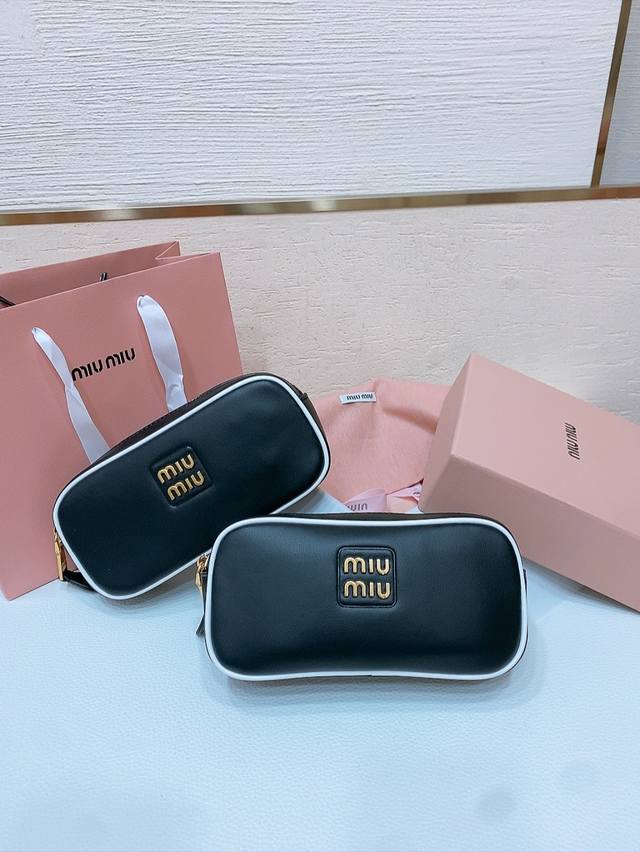 特P340 Miumiu 这款皮革腰带是提升别致造型品味的理想之选。 醒目的标志性徽标装点搭扣，营造精致撞色与纹理效果。缕空M I U设计别致.