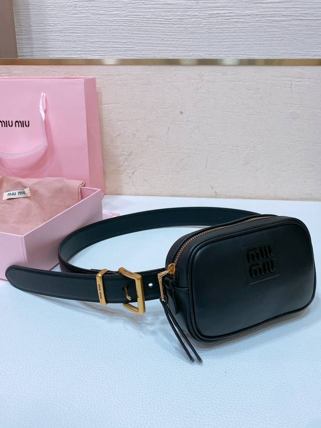 特P340 Miumiu 这款皮革腰带是提升别致造型品味的理想之选。 醒目的标志性徽标装点搭扣，营造精致撞色与纹理效果。缕空M I U设计别致. 皮带宽度3.0