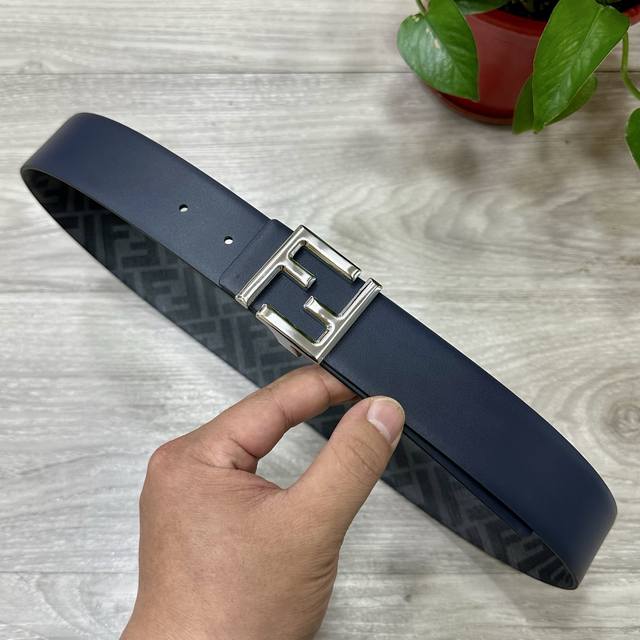 特P180 Fendi（芬迪）专柜同款 宽4.0Cm 双环正反用腰带 Ff按钉搭扣 蓝色Cuoio Romano皮革材质 反面面料带有烟草黄和黑色Ff图案 四方