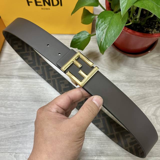特P180 Fendi（芬迪）专柜同款 宽4.0Cm 双环正反用腰带 Ff按钉搭扣 咖啡色Cuoio Romano皮革材质 反面面料带有烟草黄和黑色Ff图案 四