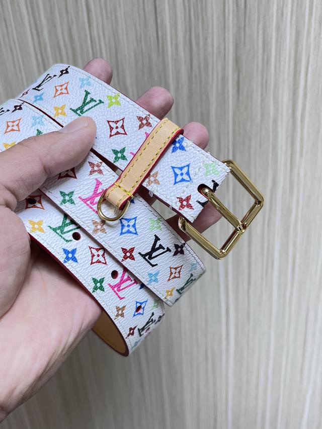 特P230 当季新款，3.0Mm白彩，另一面进口树高底，搭配精品扣头，是女神的金腰带。官网同步