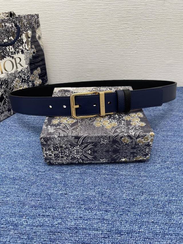 特P190 35 毫米黑色和海军蓝色光滑牛皮革 编号: 4403Plxqu_H41Q。 这款 30 毫米腰带融合优雅气质与摩登风范。双面设计，一面采用黑色光滑牛