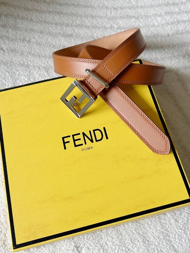 特P200 芬迪 Fendi女士皮带，宽2.5Cm 时尚品味十足，经典双F金属扣尽显奢华，适合搭配任意服饰。