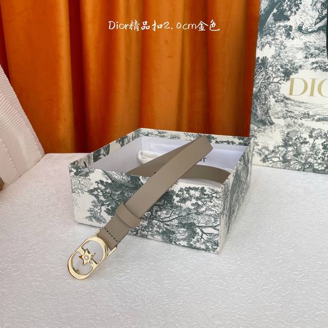Dior新款腰带，采用精致头层皮制作，手感柔软，舒适细腻，精品五角星珍珠扣，，精致优雅，时尚大方。宽2.0Cm P210