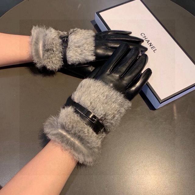 批140 chanel 香奈儿2024秋冬懒兔毛羊皮手套手机触屏，值得对比同款不同品质，秒杀市场差产品，进口一级羊皮懒兔毛内里加绒 经典不过时款.喜欢可以入手了