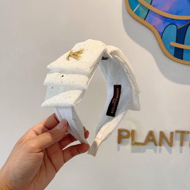 配包装P60 lv 路易威登 火爆新款宽版蝴蝶结发箍，时尚头箍，专柜最最新款来袭时尚百搭，女神必入 ！