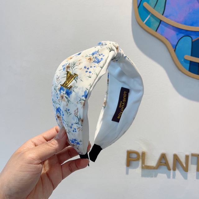 配包装P60 lv 路易威登 火爆新款绸面料宽版发箍，时尚头箍，专柜最最新款来袭时尚百搭，女神必入 ！