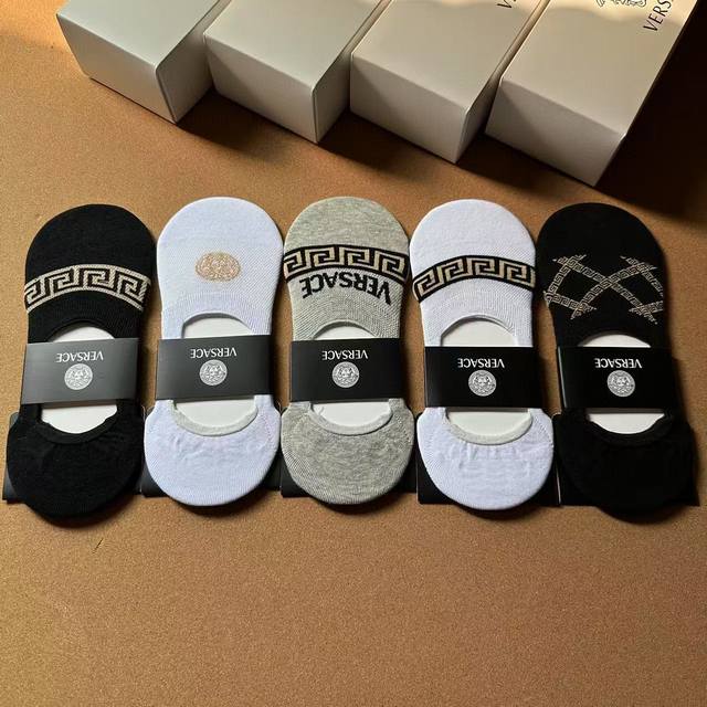 特批50 Versace · 范思哲新品男款隐形船袜【一盒五双】纯棉材质织造，超柔软舒适，提花经典标志，Ins超火爆小单品，大牌出街，潮人必备超好搭