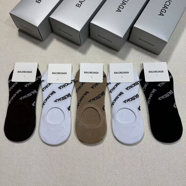 特批50 Balenciaga · 巴黎世家大巴黎经典女款隐形袜子【一盒五双】纯棉材质织造，上脚柔软舒适，精挑细选的颜色搭配大巴黎经典Logo大牌出街，潮人必备