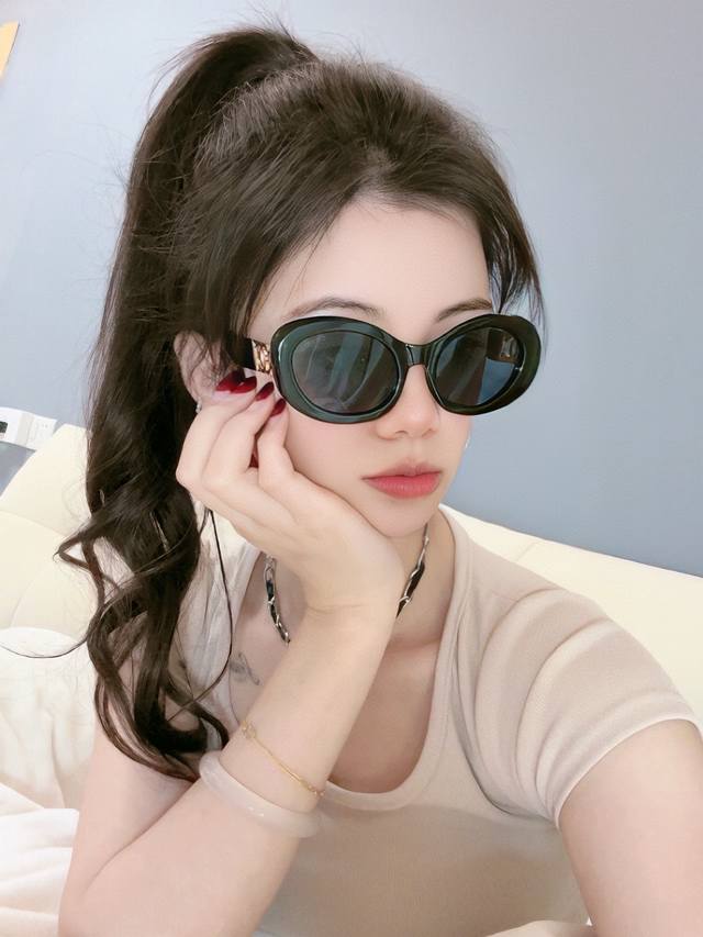 p80 新品Chanel 香奈儿太阳镜以独特魅力和前卫风格诠释春夏最新眼镜，质感超好佩带舒适 型号：Ch95803