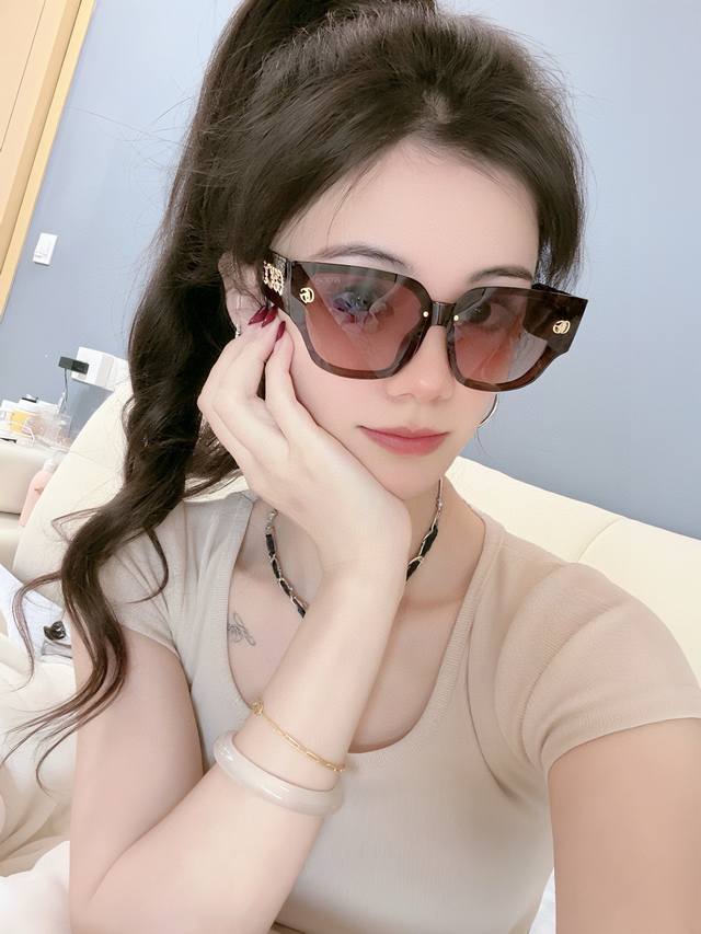 p80 【Gucci】2025开春新款 潮流爆款 时尚方框太阳镜 高品质 佩戴舒适 网红潮款墨镜 型号：G1981
