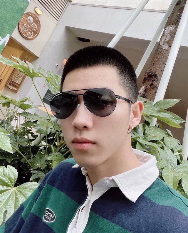 120。保时捷 高品质男士偏光太阳镜 材质：高清尼龙镜片、超轻超有弹性镜腿.戴上超轻，不压鼻，入手超赞 编号：8140