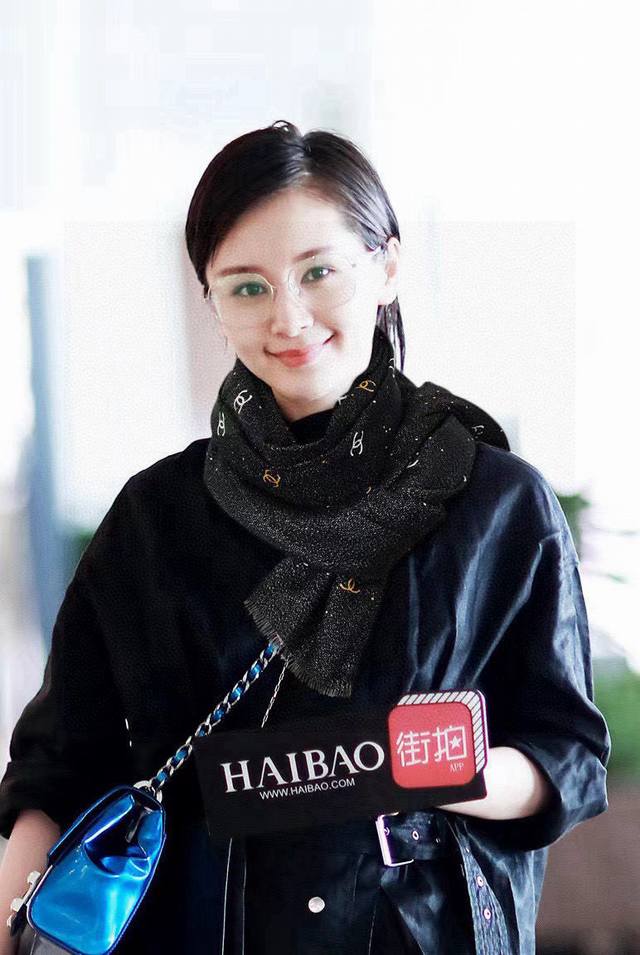 p250 会发光发亮的围巾 新款客供银线羊绒面料长巾 美翻了[流泪]【银线心愿锁长巾】御用殿堂级极新款专柜在售 纯羊绒亮片独特设计风格加上富有香家经典Logo图