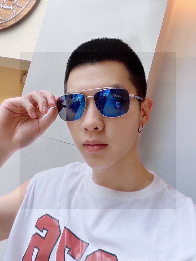 100。新款品牌：阿玛尼Armani ：原单品质男士偏光太阳镜 材质：高清宝丽来偏光镜片；进口合金金属镜框，板材印字Logo镜腿。看细节就知道大师手工制作设计，