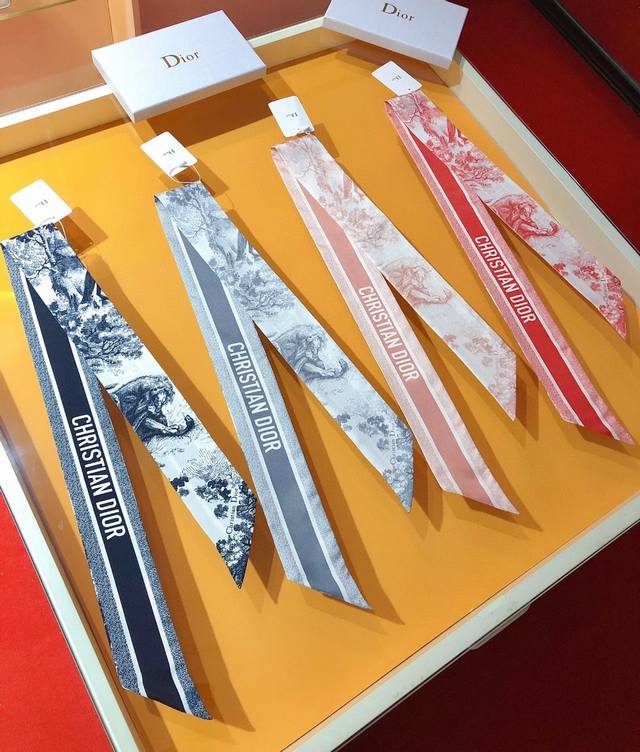 p70Pdo2220经典必入！迪奥【Sauvage猛兽】Mitzah丝带！修长版型搭配尖头设计，款式经典别致。背面饰以对比鲜明的“Christian Dior”