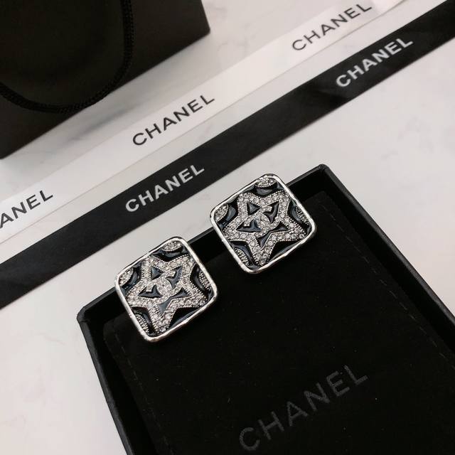 p70 【Chanel香奈儿】耳钉 热销款 市面最高版本！专柜1:1款式开模 专柜原版同黄铜材质小香经典Logo香奈儿耳钉女神必备 超级显脸瘦L