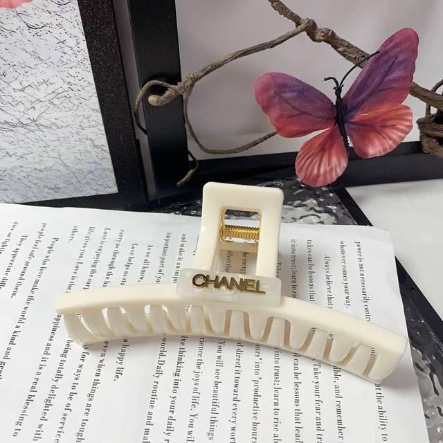 p60 Chanel小香 chanel抓夹 亚克力Logo抓夹 气质百搭 日常精致小单品 小仙女必入单品 宝藏款 闭眼入推荐款（）配发箍盒