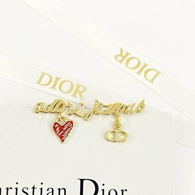 p70 dior耳钉热销款火爆上新 dior 新款红色珐琅涂鸦爱心Cd字母金色耳钉 超甜的不对称字母设计不愧是七夕限定 手写体字母涂鸦爱心简直太甜啦 精致小巧的