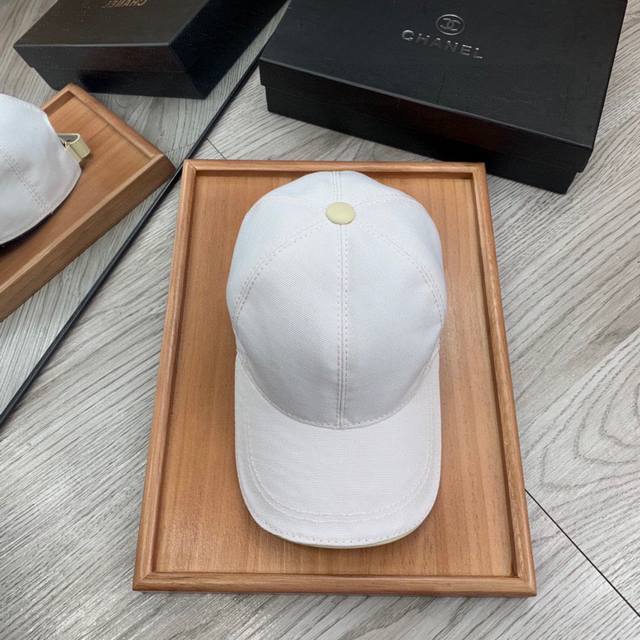 ￥70。C家。刺绣款【超A品质】最新款！时尚潮流，高端做工！每一个帽子都是用心之作！牛津材质！头层牛皮！配盒子、防尘袋、非一般的品质，细节也很重要。真皮帽钉，真