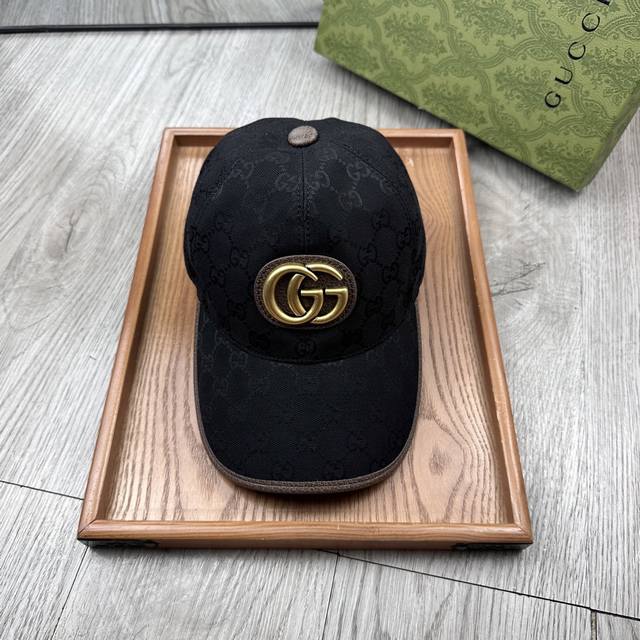 ￥70。G家。大金属【超A品质】最新款！时尚潮流，高端做工！每一个帽子都是用心之作！牛津材质！头层牛皮！配盒子、防尘袋！非一般的品质，细节也很重要。真皮帽钉，真