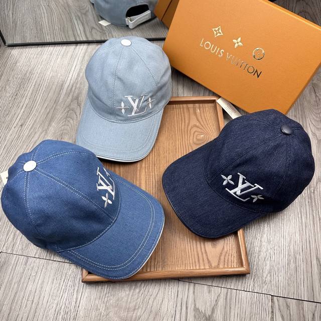￥70。L家。刺绣款【超A品质】最新款！时尚潮流，高端做工！每一个帽子都是用心之作！牛津材质！头层牛皮！配盒子、防尘袋！非一般的品质，细节也很重要。真皮帽钉，真